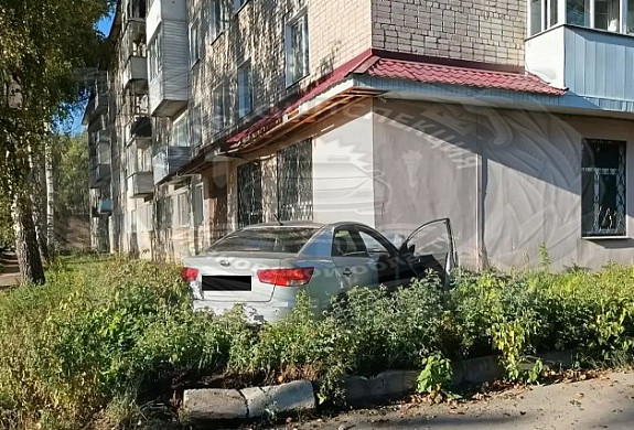 5-летний ребёнок пострадал в пьяном ДТП в Шуе: водитель иномарки въехал в дом